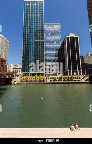 Ein paar Ansichten der Skyline vom Riverwalk am Fluss Chicago in Chicago, Illinois, USA Stockfoto