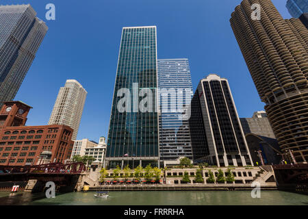 Skyline-Blick aus dem Riverwalk am Fluss Chicago in Chicago, Illinois, USA Stockfoto