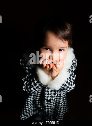 kleines Mädchen hat Angst im Dunkeln Stockfoto