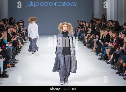 Kiew, UKRAINE - 21. März 2016: Modelle laufen auf dem Laufsteg während der Fashion Show von Juliya Perekriostova im Rahmen des 38. Ukrainisch Stockfoto