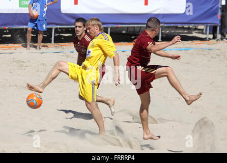 Kiew, UKRAINE - 28. Mai 2011: Oleg ZBOROVSKYI von Ukraine (C) kämpft für einen Ball mit russischen Spieler während ihrer Strand-Fußball-Spiel am 28. Mai 2011 in Kiew, Ukraine Stockfoto