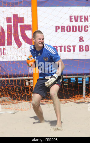 Kiew, UKRAINE - 28. Mai 2011: Torwart Andrey BUKHLITSKIY Russland werfen-out den Ball während der Strand-Fußball-Spiel wieder Stockfoto