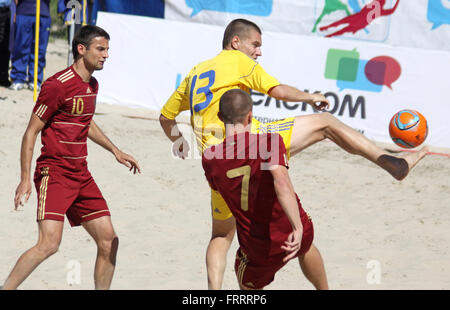 Kiew, UKRAINE - 28. Mai 2011: Maksym NAZARENKO Ukraine (C) Kämpfe für eine Kugel mit Artur PAPOROTNYY (L) und Anton SHKARIN der russischen während ihre Strand-Fußball-Spiel am 28. Mai 2011 in Kiew, Ukraine Stockfoto