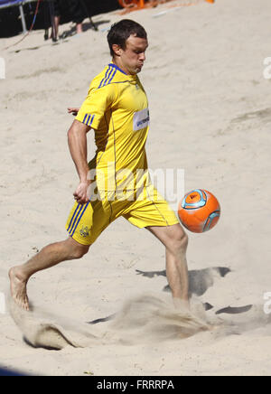 Kiew, UKRAINE - 28. Mai 2011: Andrii BORSUK der Ukraine kickt den Ball während der Strand-Fußball-Spiel gegen Russland am 28. Mai Stockfoto