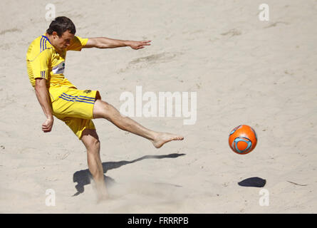 Kiew, UKRAINE - 28. Mai 2011: Andrii BORSUK der Ukraine kickt den Ball während der Strand-Fußball-Spiel gegen Russland am 28. Mai 2011 in Kiew, Ukraine Stockfoto