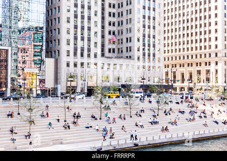 Menschen entspannen entlang dem Riverwalk in der Nähe von Wacker Drive und North Clark Street an einem Sommertag in Chicago, Illinois, USA Stockfoto