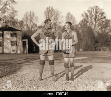 Bob Grody und Manager Ray Kennedy der Palace Club Basketball-Team, ein Washington, DC, Franchise der American Professional Basketball League, die von der Palace-Wäsche gesponsert wurde.  Foto: 1925. Stockfoto