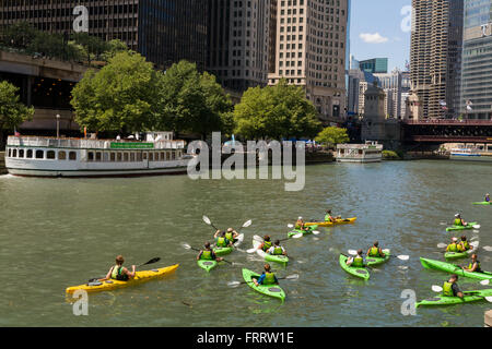 Kajakfahrer auf dem Chicago River mit dem DuSable Brücke an einem Sommertag in Chicago, Illinois, USA Stockfoto