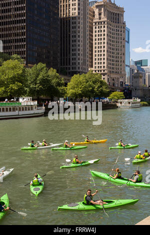 Kajakfahrer auf dem Chicago River mit dem DuSable Brücke an einem Sommertag in Chicago, Illinois, USA Stockfoto