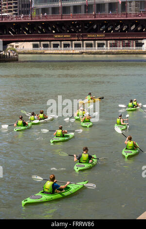 Kajakfahrer auf dem Chicago River mit dem DuSable Brücke an einem Sommertag in Chicago, Illinois, USA Stockfoto