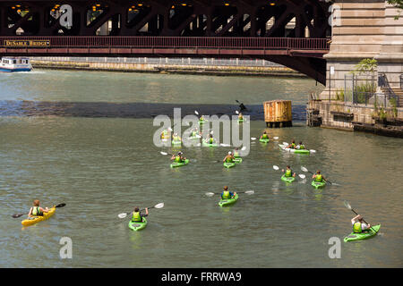 Kajakfahrer auf dem Chicago River mit dem DuSable Brücke an einem Sommertag in Chicago, Illinois, USA Stockfoto