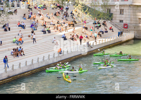 Kajakfahrer auf dem Chicago River stoppen am Riverwalk Spot namens River Theater an einem Sommertag in Chicago, Illinois, USA Stockfoto