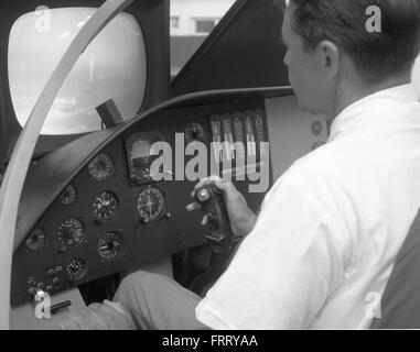 Ein früherer Atlas-Raketentest, der in diesem Bild aus der Atlas negative Collection aufgenommen wurde. Die Atlas-Rakete war für die US-Verteidigungsstrategien während des Kalten Krieges von entscheidender Bedeutung und demonstrierte wichtige technologische Fortschritte bei der Raketenentwicklung. Stockfoto