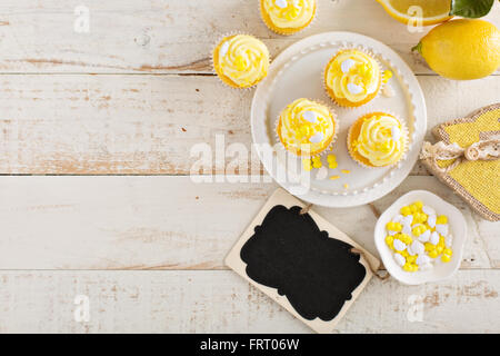 Zitronen-Cupcakes für Ostern Stockfoto