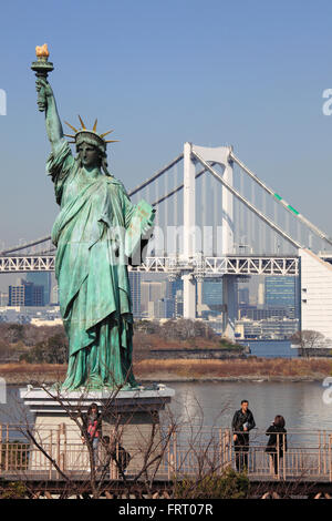 Japan, Tokio, Odaiba, Regenbogenbrücke, Statue of Liberty, Menschen, Stockfoto