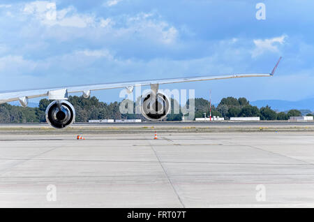 Flügel des Jet Airliner - Boeing 747-. Es ist außerhalb der Start-und Landebahn, geparkt, während die Betreiber den Wartungsservice tun. Stockfoto