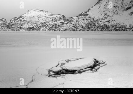 Storvatnet See vor der Landschaft der Lofoten Berge auf der Insel Flakstadoy im Winter. Stockfoto