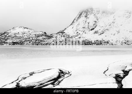 Storvatnet See vor der Landschaft der Lofoten Berge auf der Insel Flakstadoy im Winter. Stockfoto