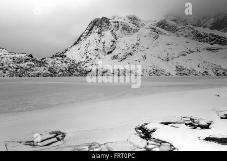 Storvatnet See vor der Landschaft der Lofoten Berge auf der Insel Flakstadoy im Winter. Stockfoto