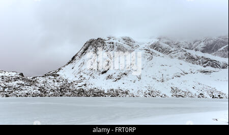 Storvatnet See vor der Landschaft der Lofoten Berge auf der Insel Flakstadoy im Winter. Stockfoto