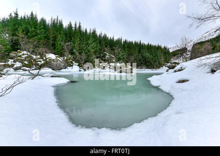 Storvatnet See vor der Landschaft der Lofoten Berge auf der Insel Flakstadoy im Winter. Stockfoto