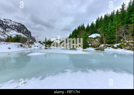 Storvatnet See vor der Landschaft der Lofoten Berge auf der Insel Flakstadoy im Winter. Stockfoto