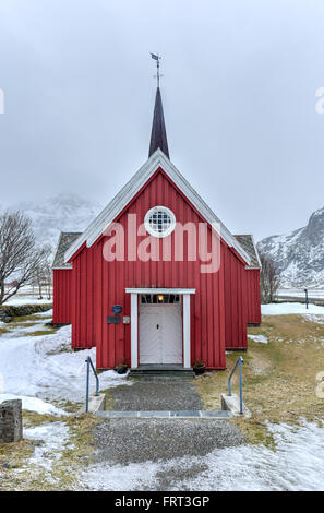 Malerische alte rote Kirche Flakstad auf Lofoten Inseln, Norwegen im Winter. Stockfoto