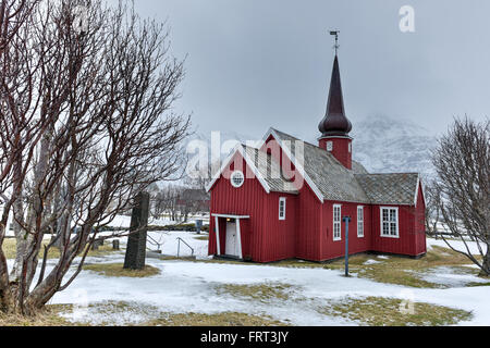 Malerische alte rote Kirche Flakstad auf Lofoten Inseln, Norwegen im Winter. Stockfoto