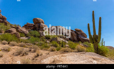 Drei Kreuze auf einem einsamen Hügel in der Wüste hinter einer Kirche in der Nähe der Stadt Carefree in Arizona Stockfoto