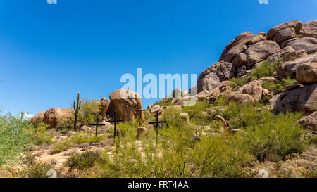 Drei Kreuze auf einem einsamen Hügel in der Wüste hinter einer Kirche in der Nähe der Stadt Carefree in Arizona Stockfoto