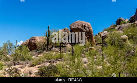 Drei Kreuze auf einem einsamen Hügel in der Wüste hinter einer Kirche in der Nähe der Stadt Carefree in Arizona Stockfoto