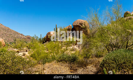 Drei Kreuze auf einem einsamen Hügel in der Wüste hinter einer Kirche in der Nähe der Stadt Carefree in Arizona Stockfoto