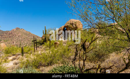 Drei Kreuze auf einem einsamen Hügel in der Wüste hinter einer Kirche in der Nähe der Stadt Carefree in Arizona Stockfoto