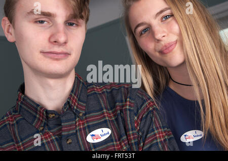 Amerikas neuestes & jüngste Wähler Stimme zum ersten Mal! Stockfoto