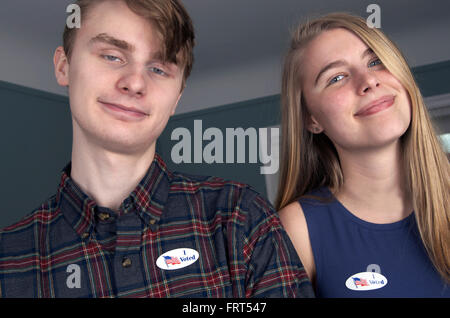 Amerikas neuestes & jüngste Wähler Stimme zum ersten Mal! Stockfoto