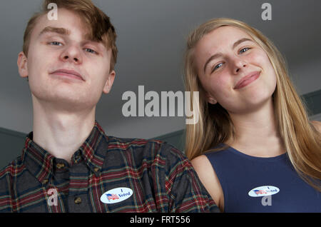 Amerikas neuestes & jüngste Wähler Stimme zum ersten Mal! Stockfoto