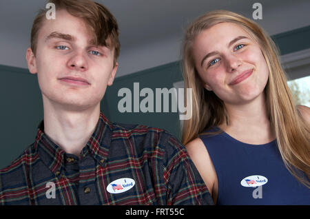 Amerikas neuestes & jüngste Wähler Stimme zum ersten Mal! Stockfoto