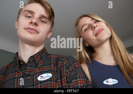 Amerikas neuestes & jüngste Wähler Stimme zum ersten Mal! Stockfoto