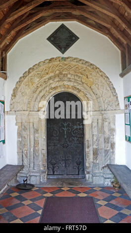 Ein Blick auf das Norman-Tor in das Südportal von der Pfarrei Allerheiligen-Kirche an der Chedgrave, Norfolk, England, UK. Stockfoto