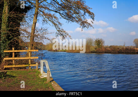 Ein Blick auf den Fluß Yare auf den Norfolk Broads in Bramerton, in der Nähe von Norwich, Norfolk, England, Vereinigtes Königreich. Stockfoto