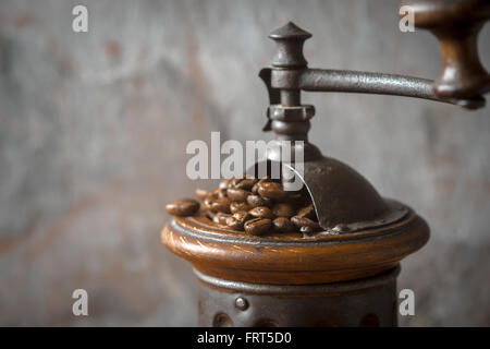 Kaffeemühle mit Kaffeebohnen horizontale Stockfoto