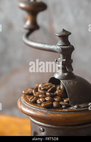 Kaffeemühle mit Kaffeebohnen vertikale Stockfoto