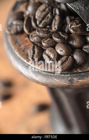 Kaffeebohnen in der Kaffeemühle-Nahaufnahme Stockfoto