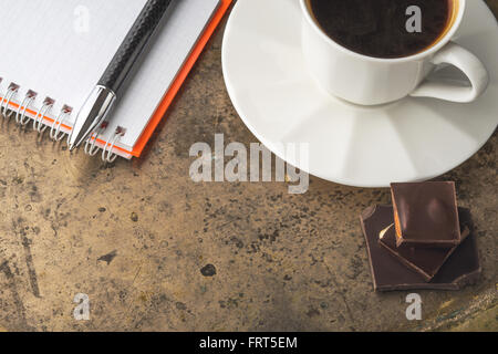 Tasse Kaffee mit Schokolade und notebook Stockfoto