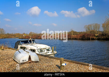 Liegeplätze auf dem Fluß Yare auf den Norfolk Broads in Bramerton, in der Nähe von Norwich, Norfolk, England, Vereinigtes Königreich. Stockfoto