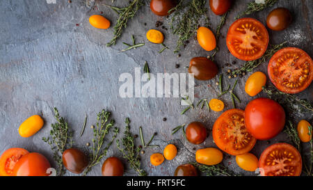 Tomaten mischen mit Kräutern auf den steinernen Tisch Stockfoto