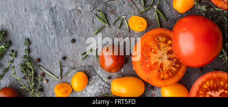 Tomaten mischen mit Kräutern auf den Steintisch Breitbild Stockfoto