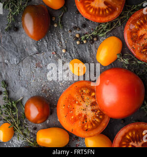 Tomaten-mix mit Kräutern auf den steinernen Tisch quadratisch Stockfoto