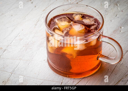 Tee mit Eis auf dem weißen zerkratzt Tisch Stockfoto