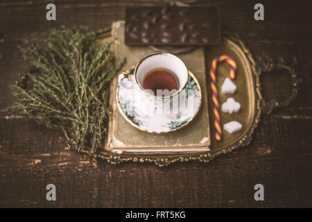 Tee-Set mit unscharfen Kraut und Schokolade auf dem Holztisch horizontale